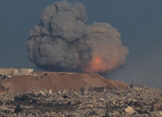 Forças israelenses bombardeiam subúrbios da Cidade de Gaza Forças israelenses bombardeiam subúrbios da Cidade de Gaza