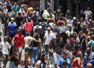 População brasileira chega a 213,4 milhões em julho de 2025