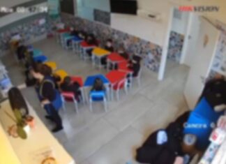 Professora é Flagrada Agredindo Criança De 4 Anos Com Livros