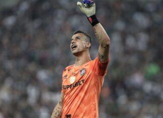 Fábio vira jogador com mais partidas disputadas no futebol mundial Fábio vira jogador com mais partidas disputadas no futebol mundial