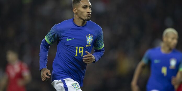 Raphinha e Vinicius Júnior são indicados ao prêmio Bola de Ouro