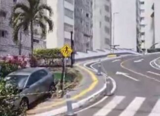 Idosa Perde Controle De Veículo E Bate Em Portão Do Shopping Barra