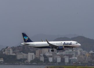 Avião da Azul faz pouso de emergência em Brasília após ameaça de bomba