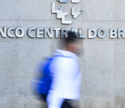 Juros elevados mantêm pressão sobre endividamento das famílias