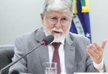 Pretexto para intervenção é inaceitável, diz Celso Amorim Estados Unidos não desejam negociar tarifas, afirma Celso Amorim