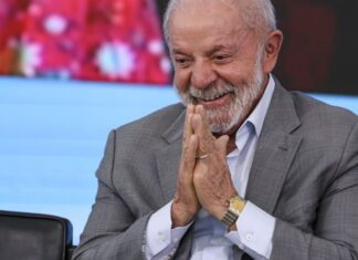 Lula descarta desafiar EUA, mas diz que Brasil não é republiqueta