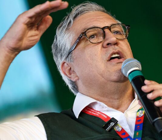 Padilha diz ser “ato covarde” cancelamento de vistos da filha e esposa