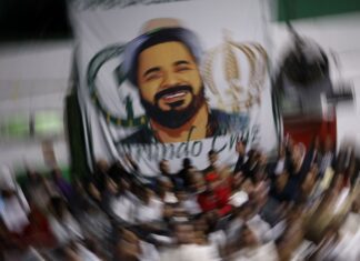 Fãs e amigos prestam últimas homenagens a Arlindo Cruz