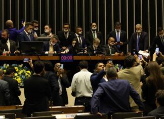 Corregedor da Câmara pede suspensão de 3 deputados envolvidos em motim
