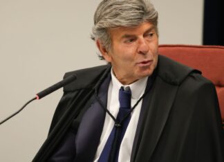 Fux defende delação de Cid, mas pede suspensão de ação contra Ramagem