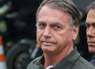 Após retirada de lesões da pele, Bolsonaro volta à prisão domiciliar