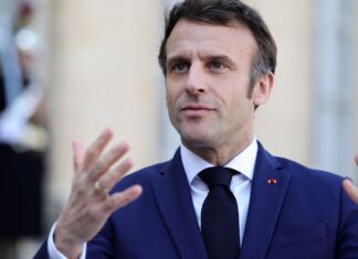 Macron busca novo primeiro-ministro para após colapso do governo Macron busca novo primeiro-ministro para após colapso do governo