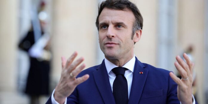 Macron busca novo primeiro-ministro para após colapso do governo
