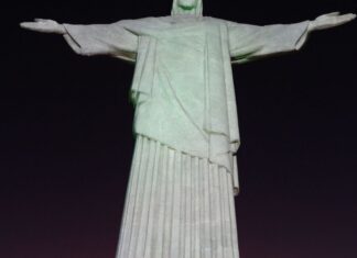 Polícia investiga homens que saltaram de paraquedas do Cristo Redentor