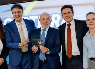 Lula sanciona lei que cria Carteira Nacional do Professor