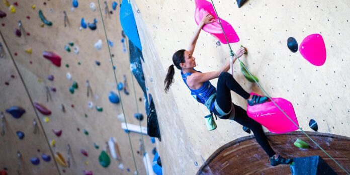 Marina Dias conquista bicampeonato no Mundial de escalada paralímpica