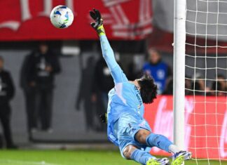 Rossi brilha nos pênaltis e garante classificação do Flamengo Rossi brilha nos pênaltis e garante classificação do Flamengo