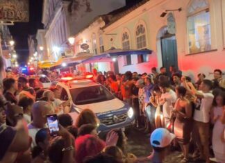 Vídeo: Viatura Da PM Cruza Baile Charme Salvador E Cena Viraliza Nas Redes