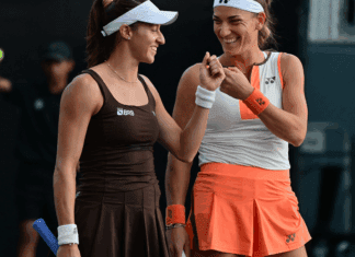 Dupla de Stefani vira sobre atual campeã e vai à semi do WTA Finals SP Open: Luisa Stefani e Timea Babos vencem em estreia das duplas