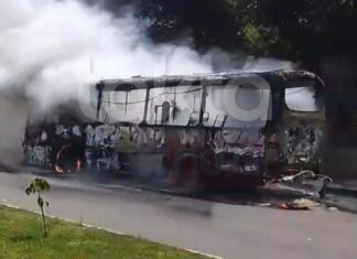 Micro-ônibus Pega Fogo Em Avenida Movimentada De Salvador