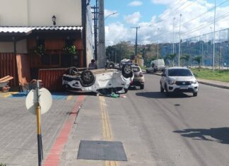 Carro Capota Após Colisão Em Salvador; Veja Vídeo