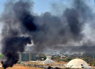 Banheiros Químicos São Incendiados Proximo à Esplanada Durante Julgamento De Bolsonaro