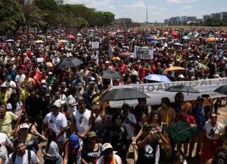 Milhares de pessoas protestam em todo o país contra a PEC da Blindagem