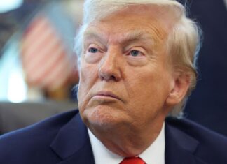 Trump diz em rede social que espaço aéreo da Venezuela está fechado Trump ameaça cancelar licenças de TVs e rádios que criticam governo