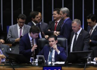 PEC da blindagem é aprovada por deputados e vai ao Senado