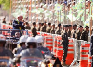 Lula e ministros acompanham desfile; público entoa “sem anistia”