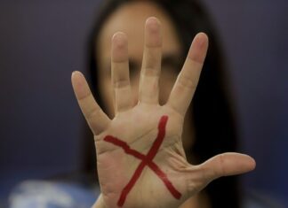 Lula sanciona leis que endurecem o combate à violência contra a mulher