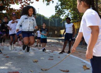 Sem celulares, desempenho escolar e socialização melhoram no Rio