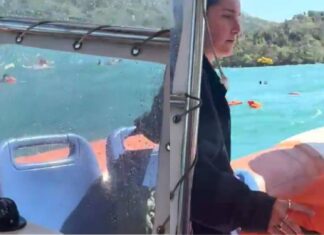 Embarcação Naufraga Na Angra Dos Reis Com 21 Pessoas A Bordo