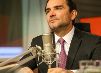 Dois ministros são afastados de seus partidos por continuar no governo