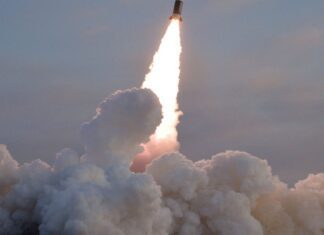 Coreia do Norte dispara míssil balístico em direção ao leste Coreia do Norte dispara míssil balístico em direção ao leste