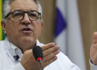 “Não vamos negar aos nossos filhos o direito à vacina”, diz Padilha