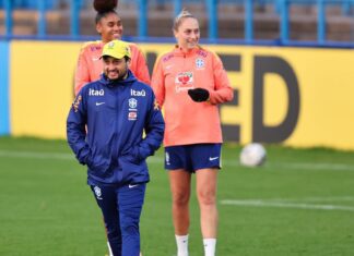 Arthur Elias espera equilíbrio em partida amistosa com Inglaterra Arthur Elias espera equilíbrio em partida amistosa com Inglaterra