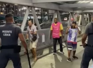 VÍDEO: Ambulantes E Seguranças Da CCR Metrô Entram Em Confronto Em Passarela