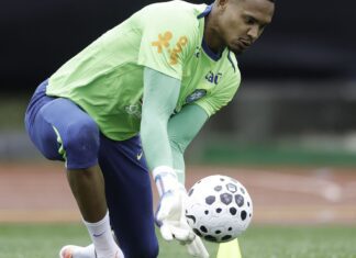 Goleiro John diz que primeira convocação para a seleção é um sonho Goleiro John diz que primeira convocação para a seleção é um sonho