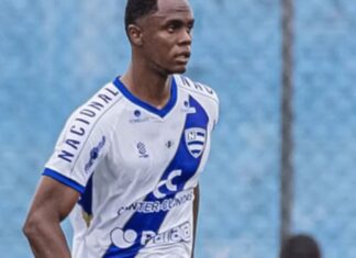 No Paraná, jogador vítima de racismo leva punição maior que agressor No Paraná, jogador vítima de racismo leva punição maior que agressor