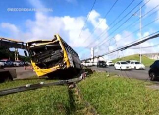 Ônibus Colide Com Poste Na Av. Paralela E Deixa Parte Da Região Sem Energia