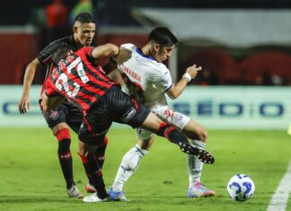 Vitória derrota Bahia e ganha fôlego na luta contra o rebaixamento Vitória derrota Bahia e ganha fôlego na luta contra o rebaixamento