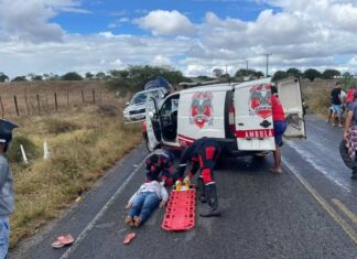 Duas Mulheres Ficam Feridas Após Mesa Cair De Caminhonete E Atingir Moto Na BA-411