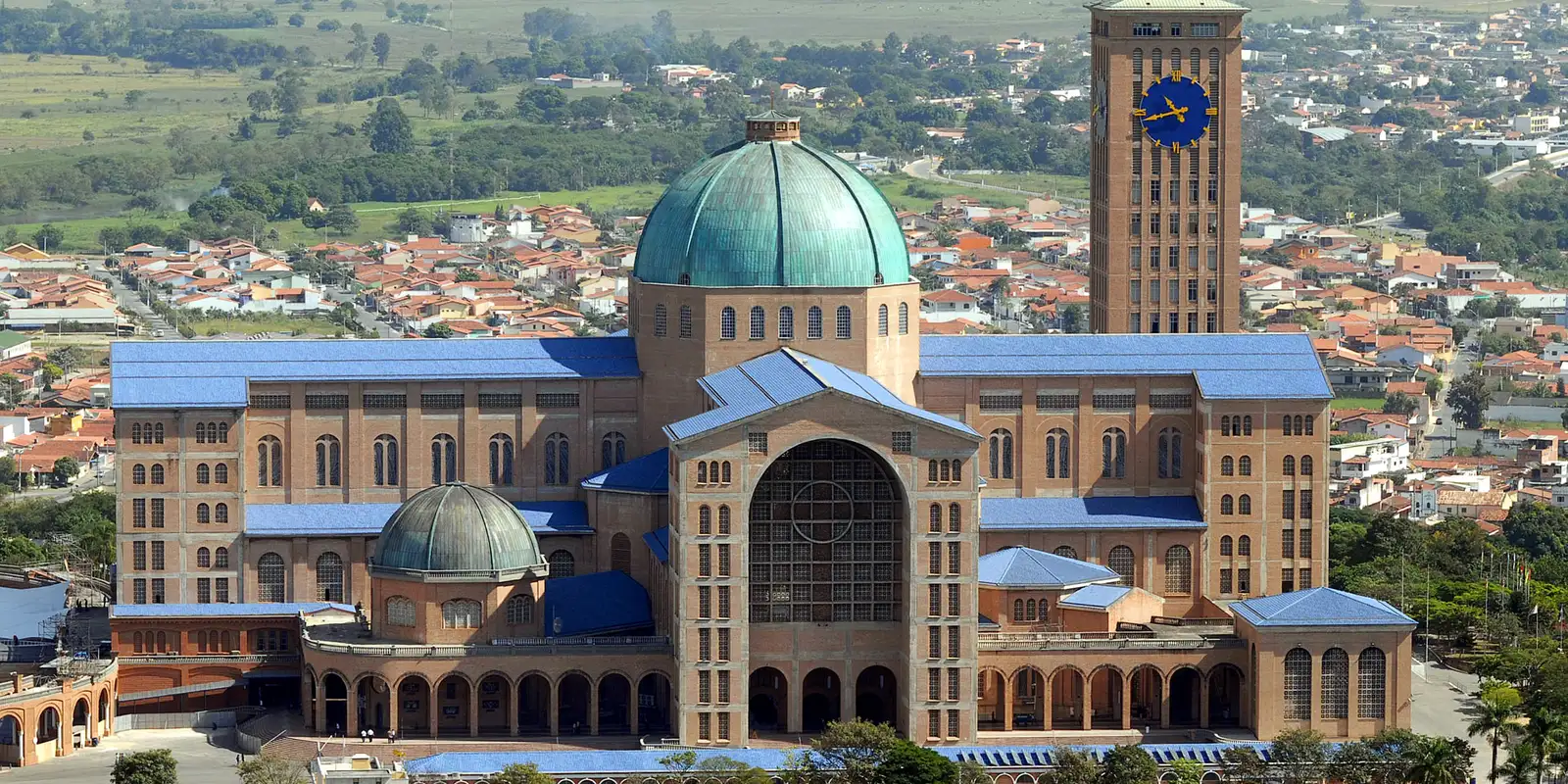 basilica_of_the_national_shrine_of_our_lady_of_aparecida_2007.jpg