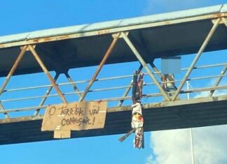 Organizada Do Vitória é Ameaçada Com Bonecos Pendurados Em Passarelas Antes Do Ba-Vi