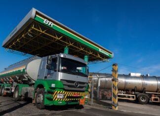 Gasolina da Petrobras vai ficar 4,9% mais barata para distribuidoras