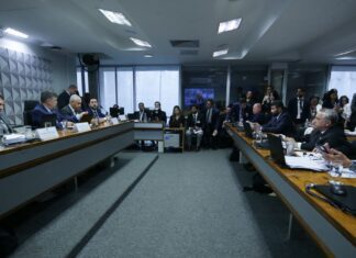 Dino autoriza silêncio de presidente de sindicato na CPMI do INSS