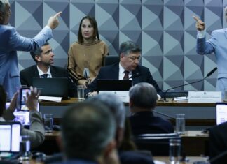 Ex-presidente do INSS se nega a responder perguntas de relator da CPI