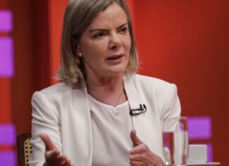 Gleisi diz que políticos de direita querem EUA intervindo no Brasil