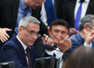 Câmara aprova suspensão de ação no STF contra Gustavo Gayer